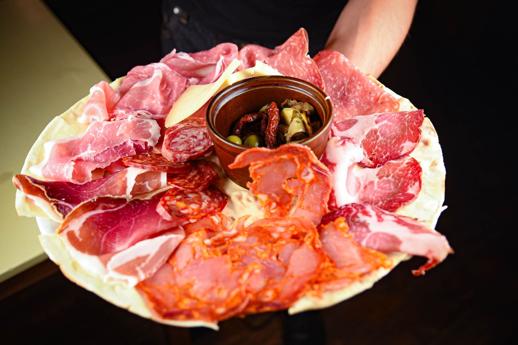 Tagliere di salumi misti: prosciutto, salame e coppa