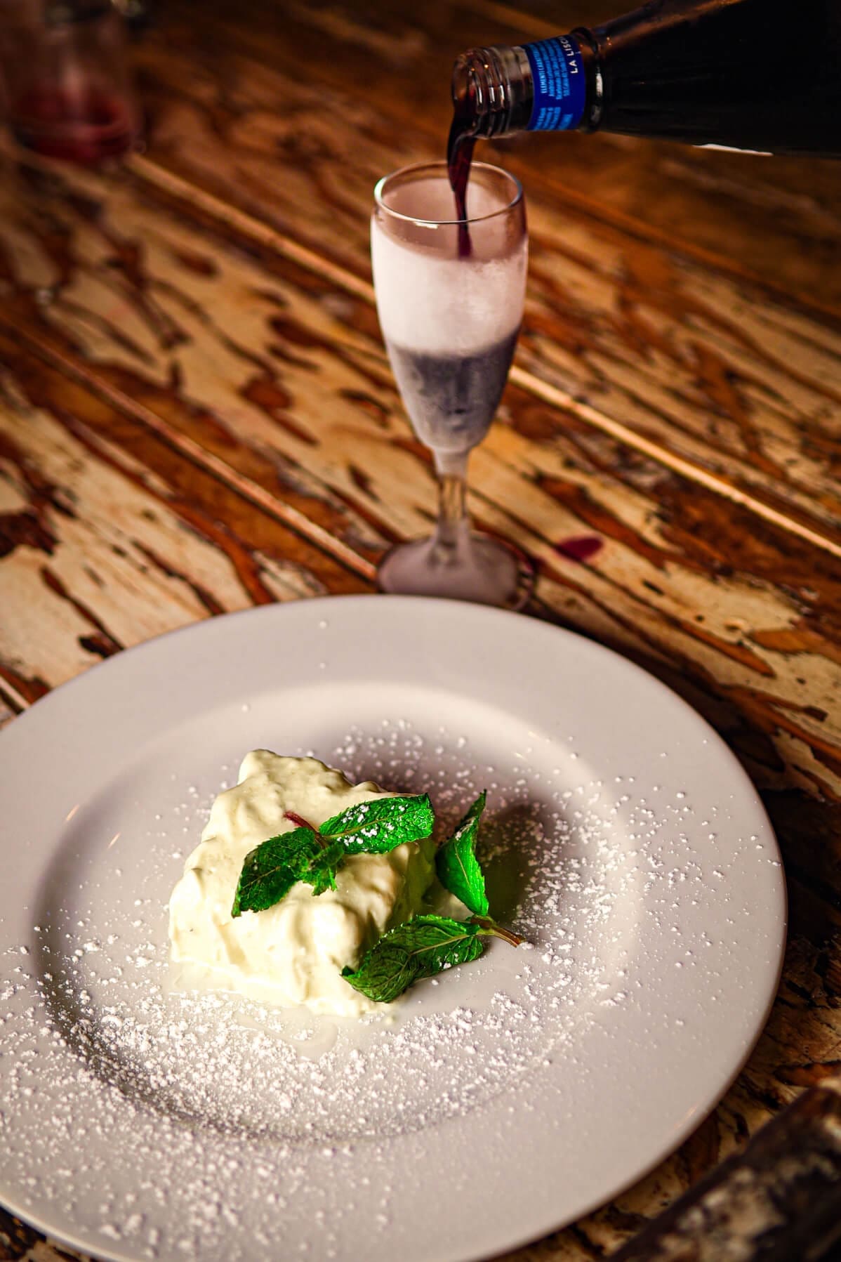Dessert al cucchiaio con menta fresca
