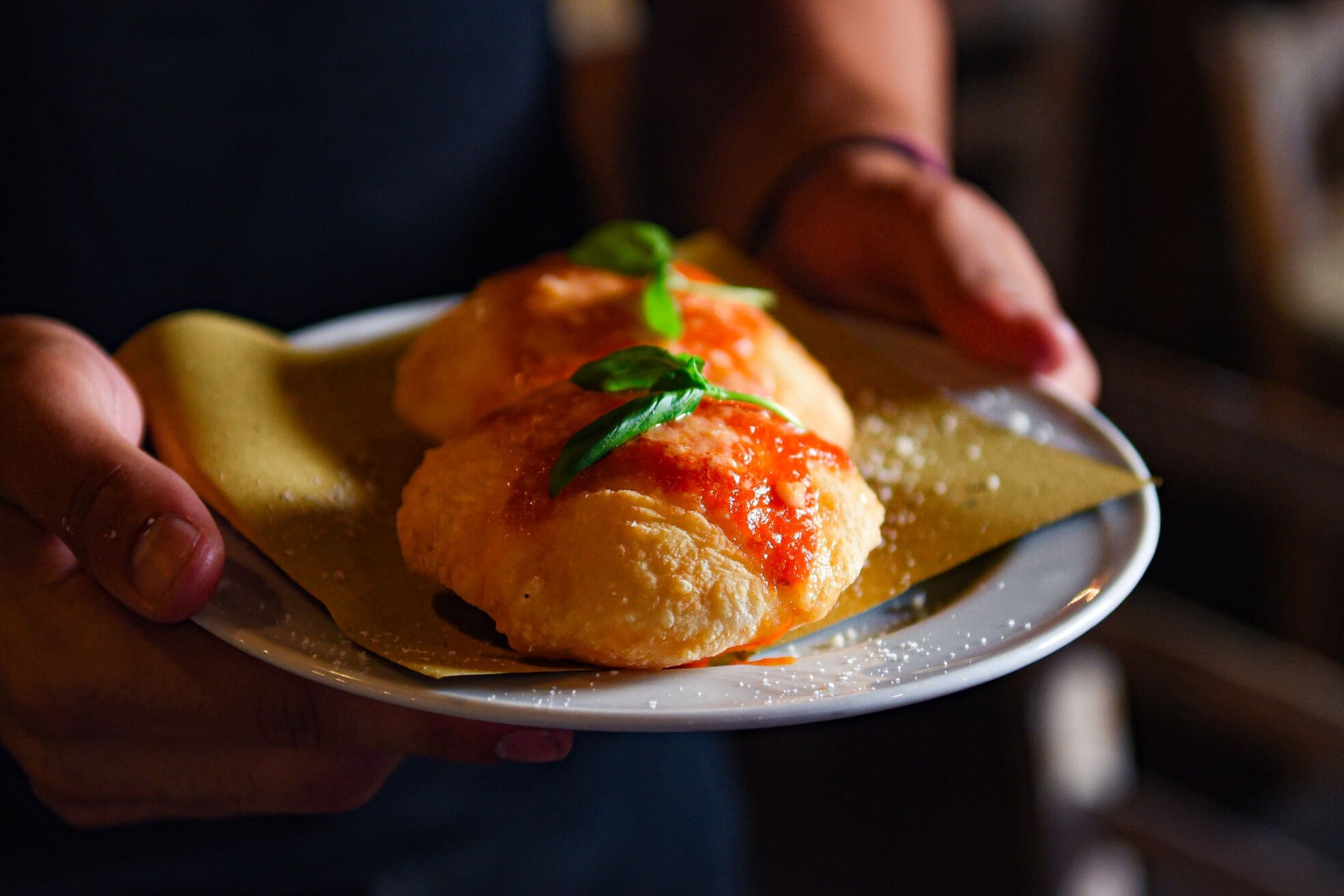 Pizzette fritte con pomodoro e basilico