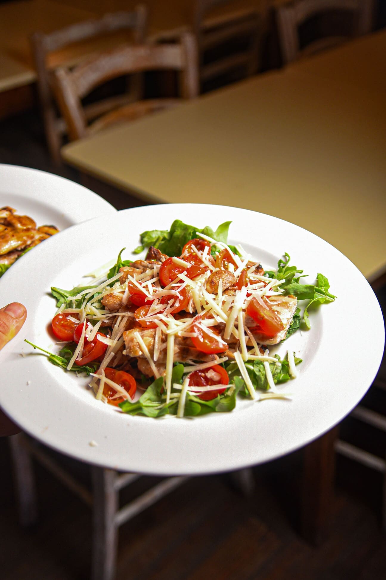 Insalata di rucola, pomodorini e scaglie di formaggio
